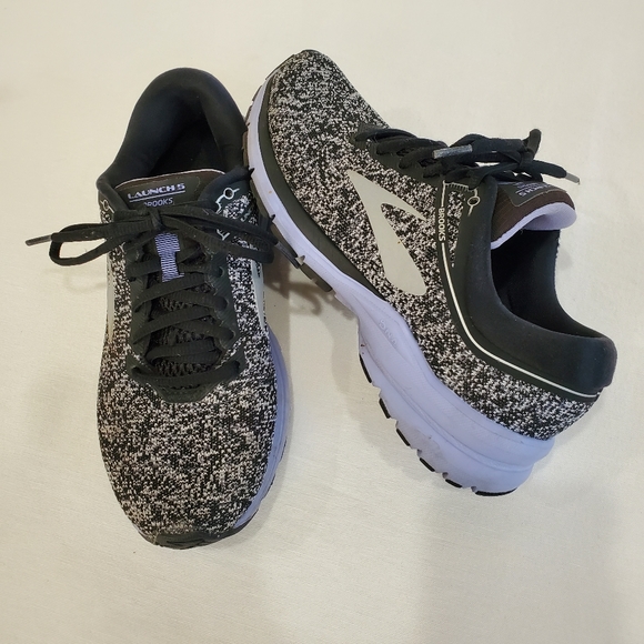 brooks shoes sold near me